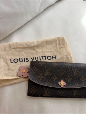 Louis Vuitton
Emilie Wallet Limited Edition Blooming Flowers Monogram Canvas